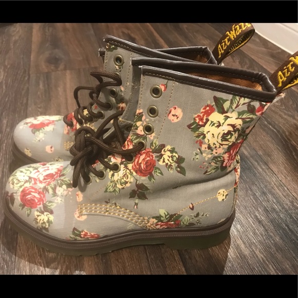 NEW Dr. Martens Castel GREY VICTORIAN FLOWERS - Picture 2 of 6
